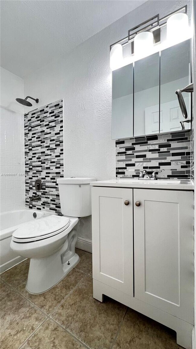 Building Photo - 984 W 40th St