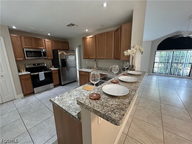 Building Photo - 701 SW 9th Ave