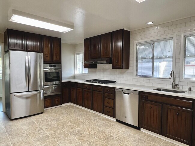 Building Photo - Bright and Spacious 5 Bedroom Home in San Anselmo