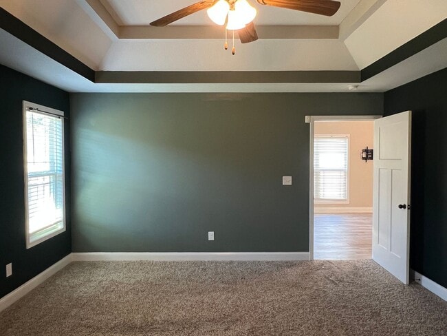 Building Photo - Beautiful Home that looks Brand New / First Full Month's Rent FREE with a 13 Month Lease!!