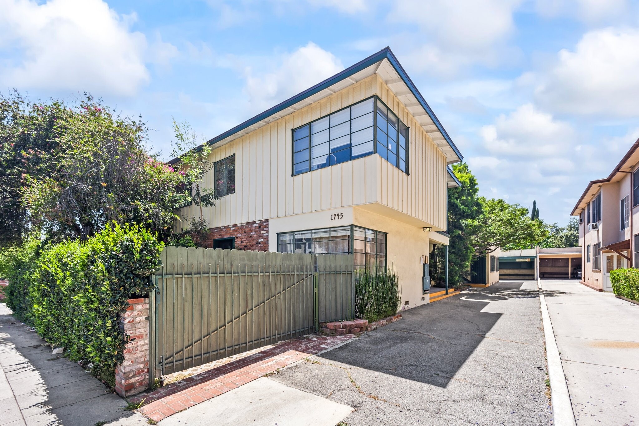 Building Photo - 1745 N Mariposa Ave