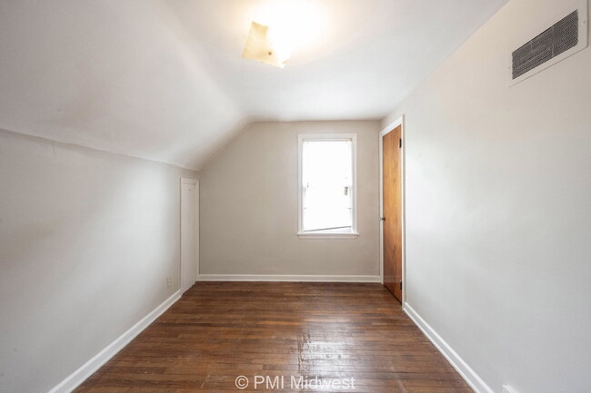 Building Photo - "Charming 2-Bedroom Duplex with Gleaming H...