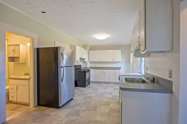 Building Photo - 182 Narragansett Blvd