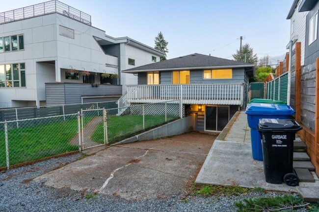 Building Photo - 4015 SW Thistle St