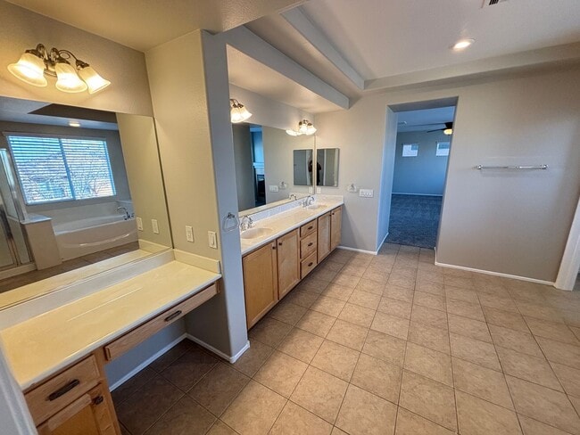 Building Photo - Gorgeous 6Bed/5Bath/4Car, 2-Story Home located in the Mountains Edge