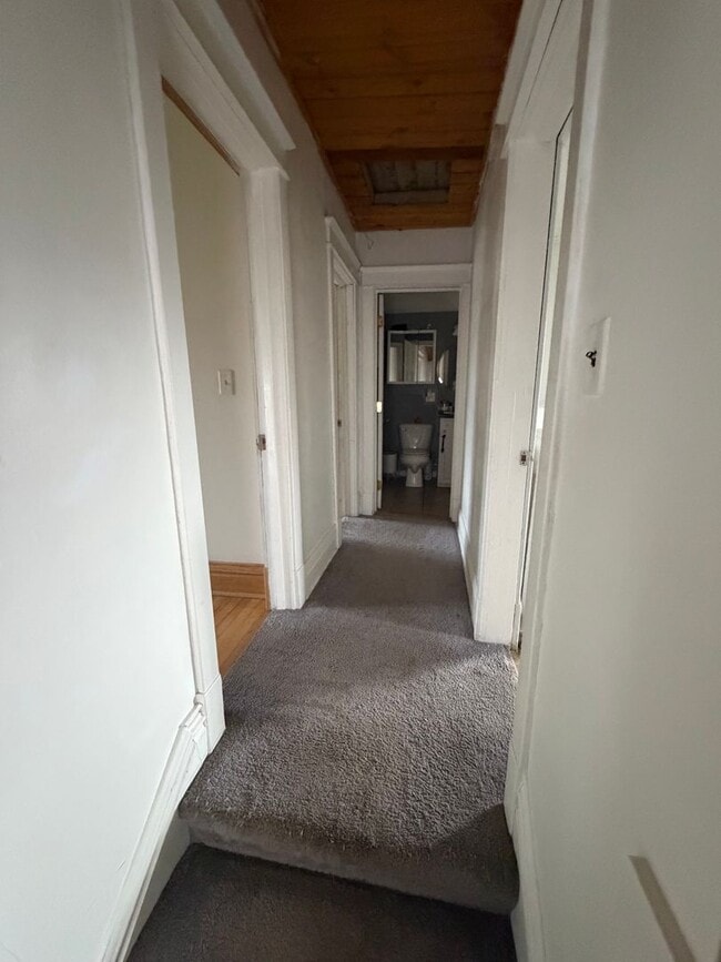 Building Photo - AVAILABLE December! - 3 Bed 1 Bath Home!