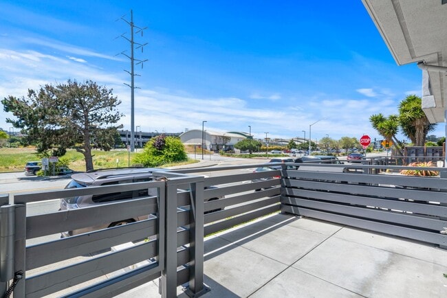Building Photo - Built in 2017! Rarely available 3Bed/3Bath...