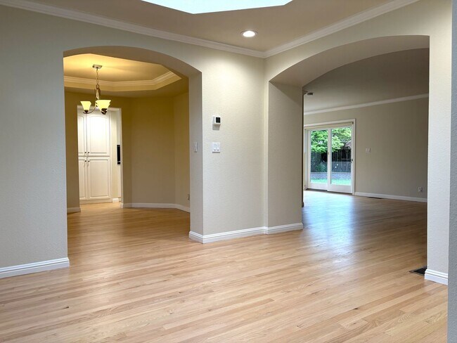 Building Photo - Beautifully Updated 4-Bedroom Home in Prime Mountain View Location!