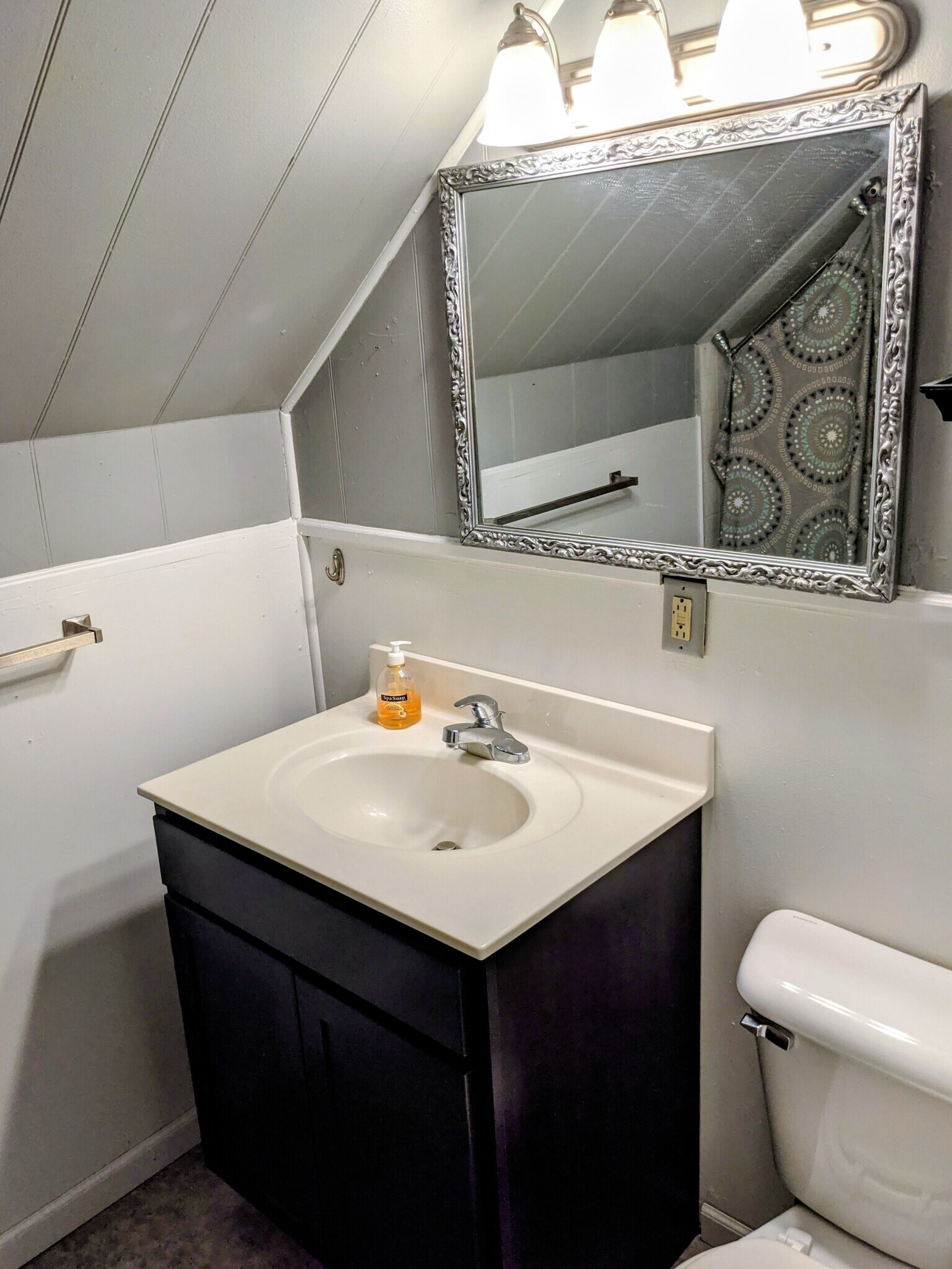 Full bathroom - 1410 Hamilton St SW