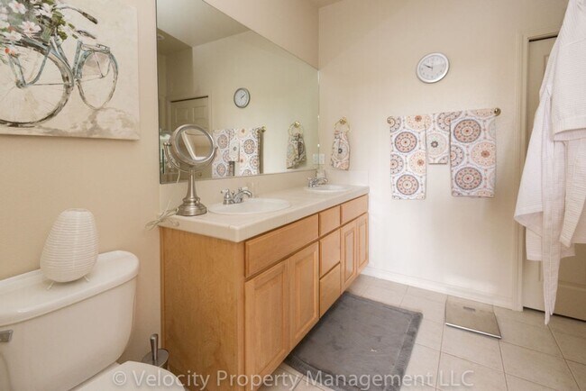 Building Photo - Beautiful Townhouse in Broken Top with Two...