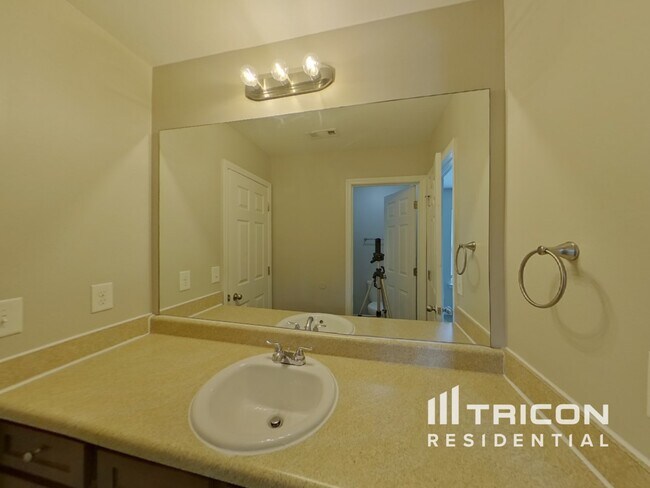 Building Photo - 528 Tulip Ln