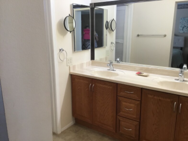 Building Photo - 15007 W Heritage Dr