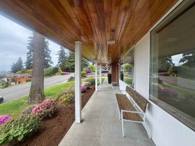 Building Photo - Stunning Three Bedroom With Amazing Views!
