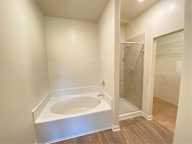 Building Photo - 325 Crescent Park Dr