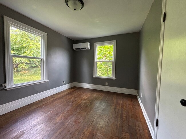 Building Photo - 3 Bed | 1 Bath | Private Patio | Unbeatable Value