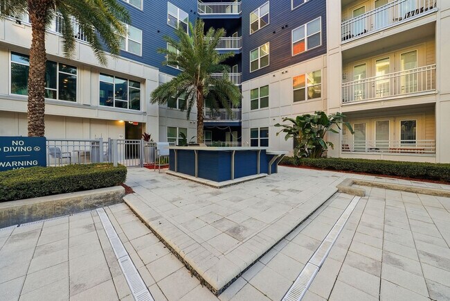 Building Photo - 1702 W Cleveland St