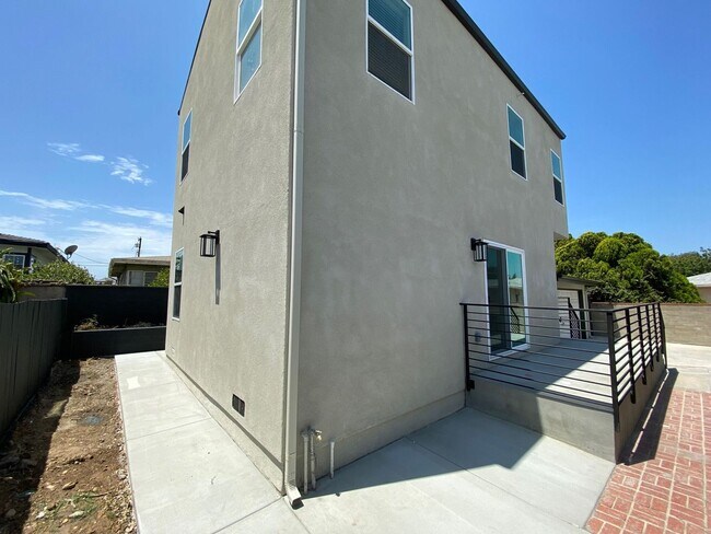 Building Photo - 5320-5320 E Falls View Dr