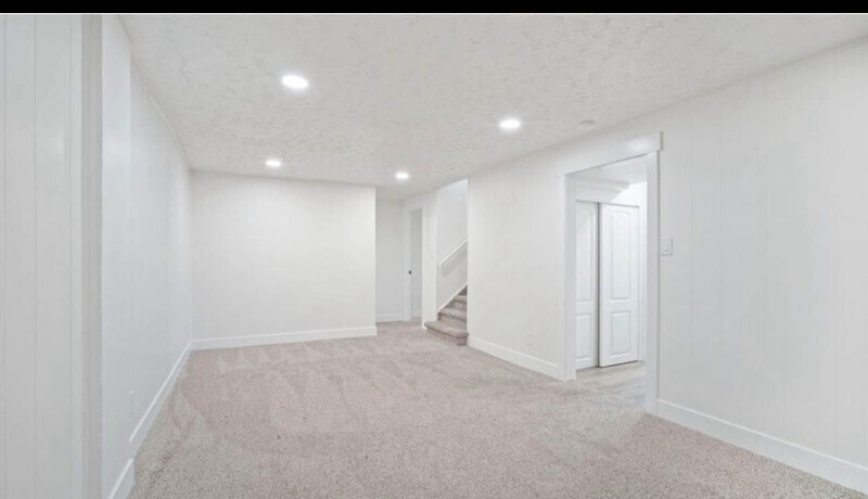 Building Photo - 446 E Mountain View Dr