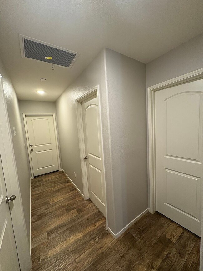 Building Photo - NW Visalia Home Available Now!