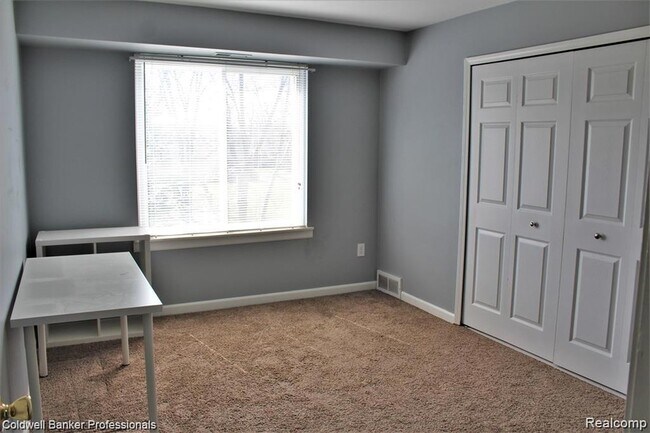 Building Photo - 2025 E Franklin Dr