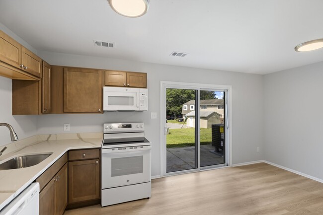 Building Photo - Renovated Hilltop Village Townhouse-Available 5/15/26