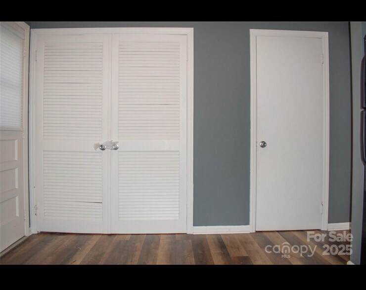 Building Photo - 1300 Larchmont Pl