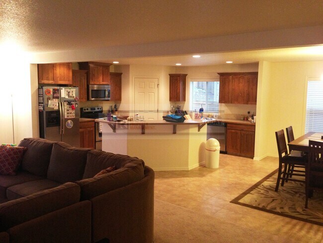 Building Photo - Beautiful 4 Bedroom Home Perfect for Enter...