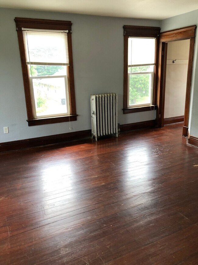 Building Photo - Mom's Moline