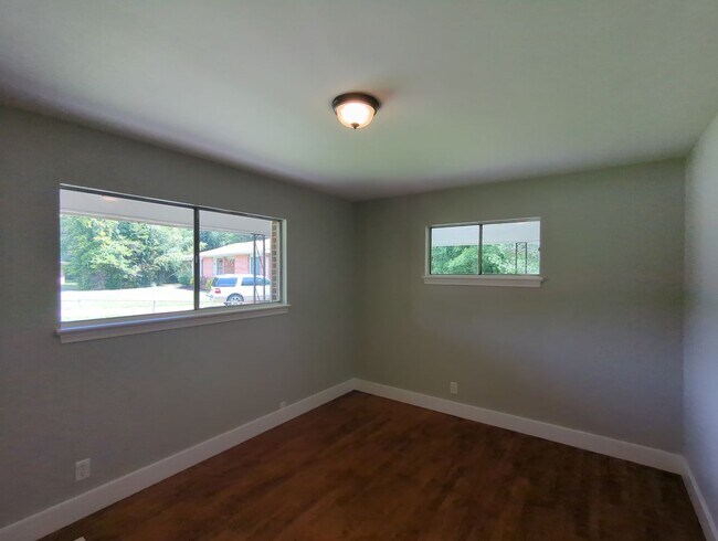 Building Photo - 1302 Ridgefield Cir