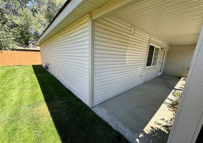 Building Photo - Gorgeous 2-Bedroom, 1-Bathroom Condo for Rent