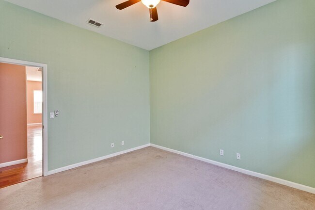 Building Photo - Spacious 3 Bedroom, 2 Bathroom Home with D...