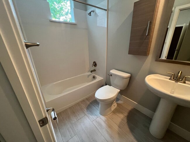 Building Photo - 2 bedroom | 2.5 bathrooms | Home in Alkali...