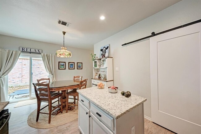 Building Photo - 922 Thackeray Ln