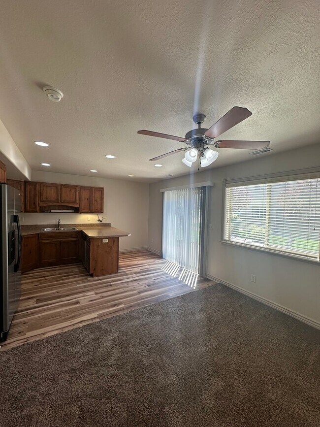 Building Photo - Modern 3 Bed, 2.5 Bath Townhouse - Excelle...