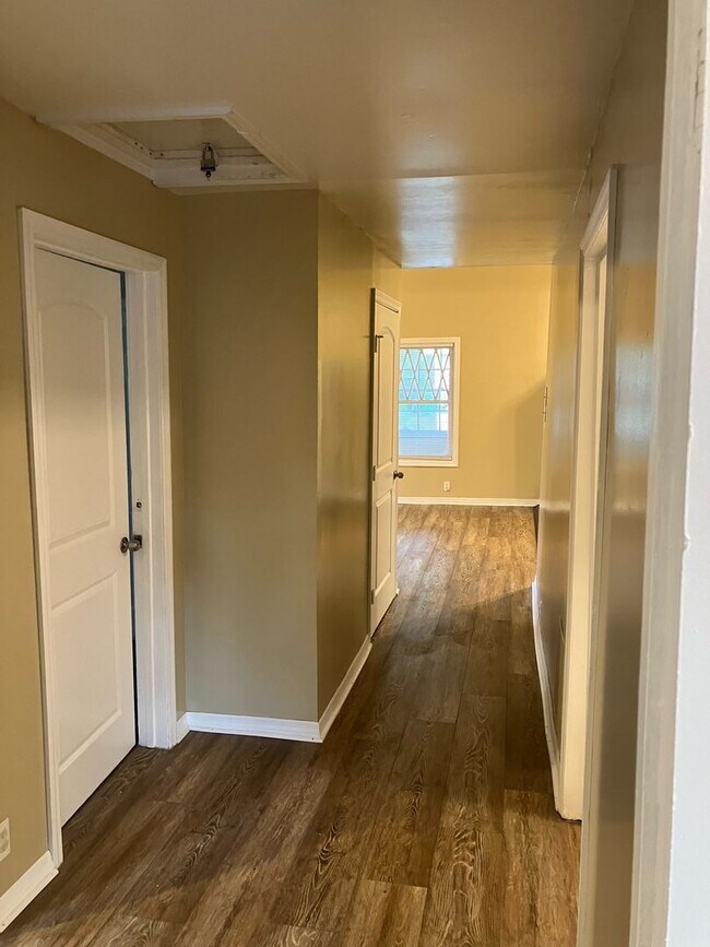 Building Photo - 3 bed 1 bath single family home