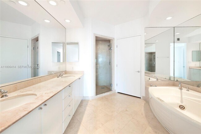 Building Photo - 781 Crandon Blvd