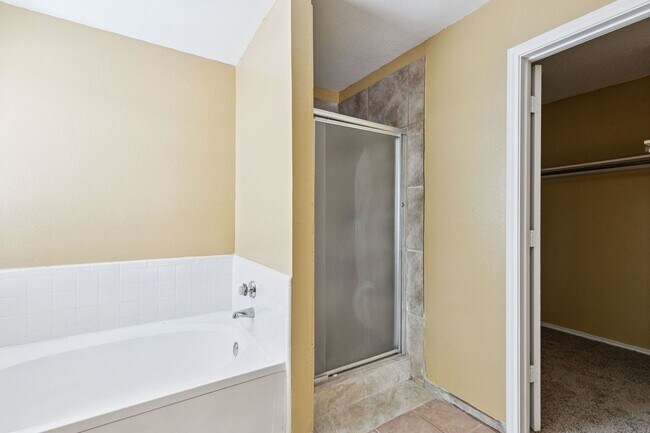 Building Photo - 12719 Bluffview Dr