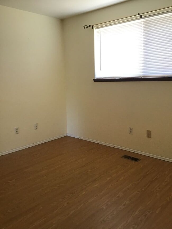 Building Photo - Large 2 bed 1 Bath