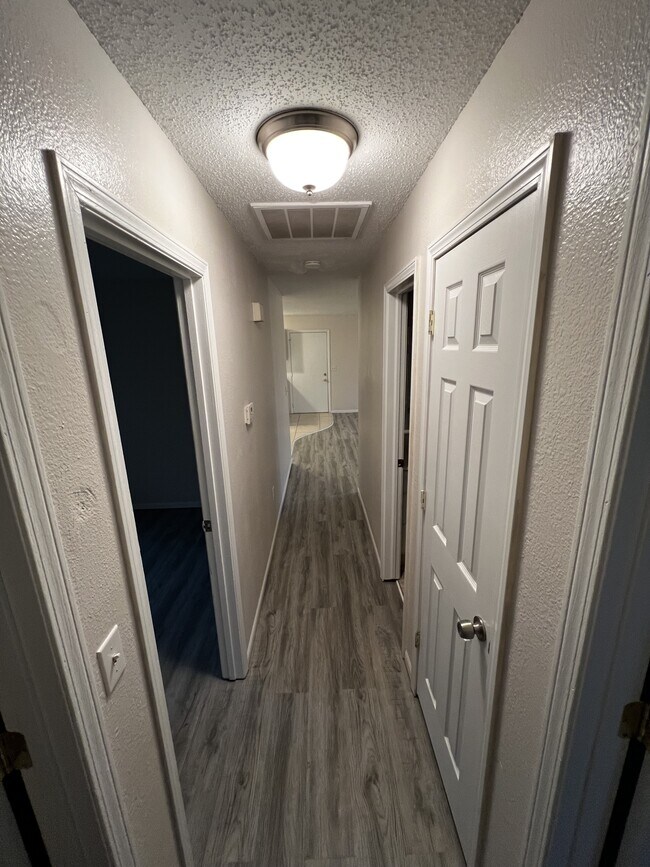 Building Photo - 515 Valley View Dr