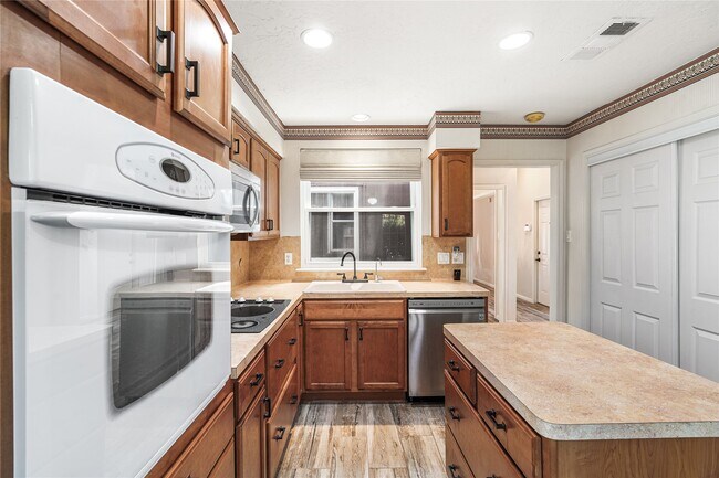 Building Photo - 1516 Beaconshire