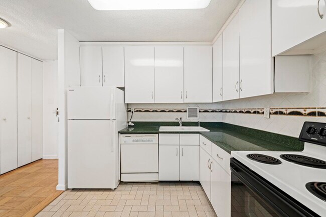 Building Photo - 7855 JFK Blvd E