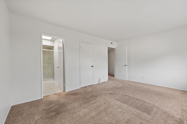 Building Photo - 5430 Linda Vista Rd