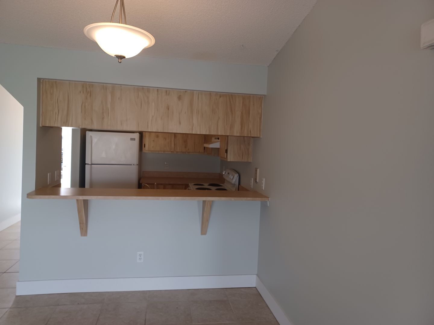 Building Photo - Community Pool / All Tiled Unit with a screened in lanai / Water Included & 1 mnth FREE