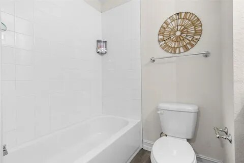 Building Photo - 8413 N Seminole Ave