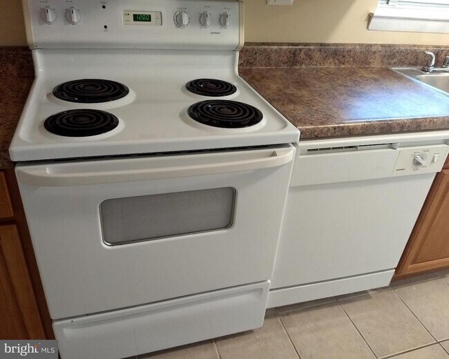 Building Photo - 743 Jackson St