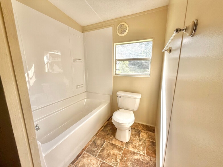Building Photo - 110 S Rustic Ln