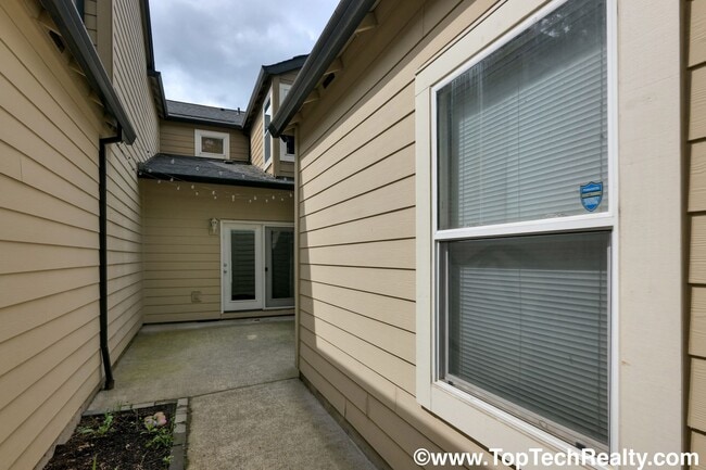 Building Photo - Charming 3 BD 2 BA Townhome Located in Hillsboro's Briarcreek Community | Recently Updated! | Mai...