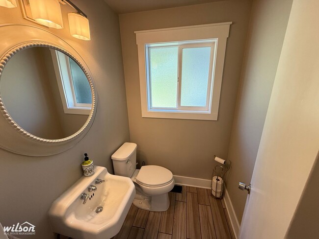 Building Photo - 4TH OF JULY MOVE IN SPECIAL!! Beautiful Fu...