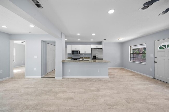 Building Photo - 724 W Fairbanks Ave