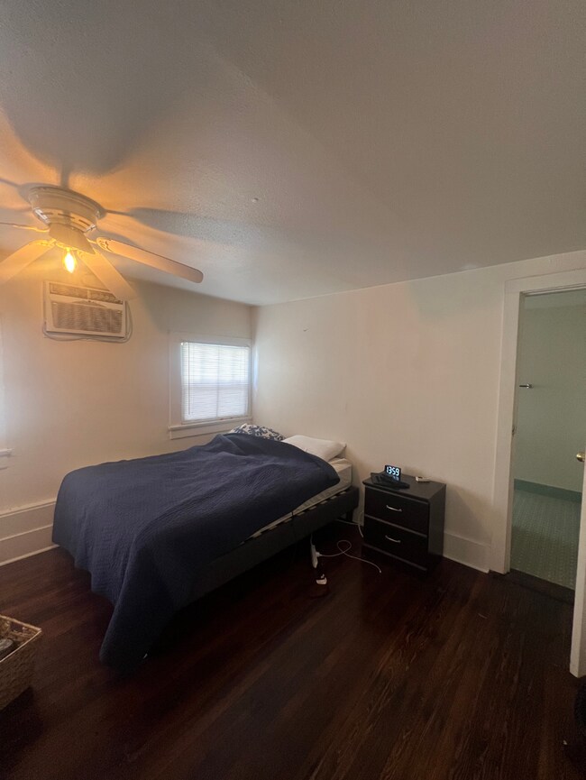 Building Photo - This 3bd/3ba is ON Broadway a Great Locati...